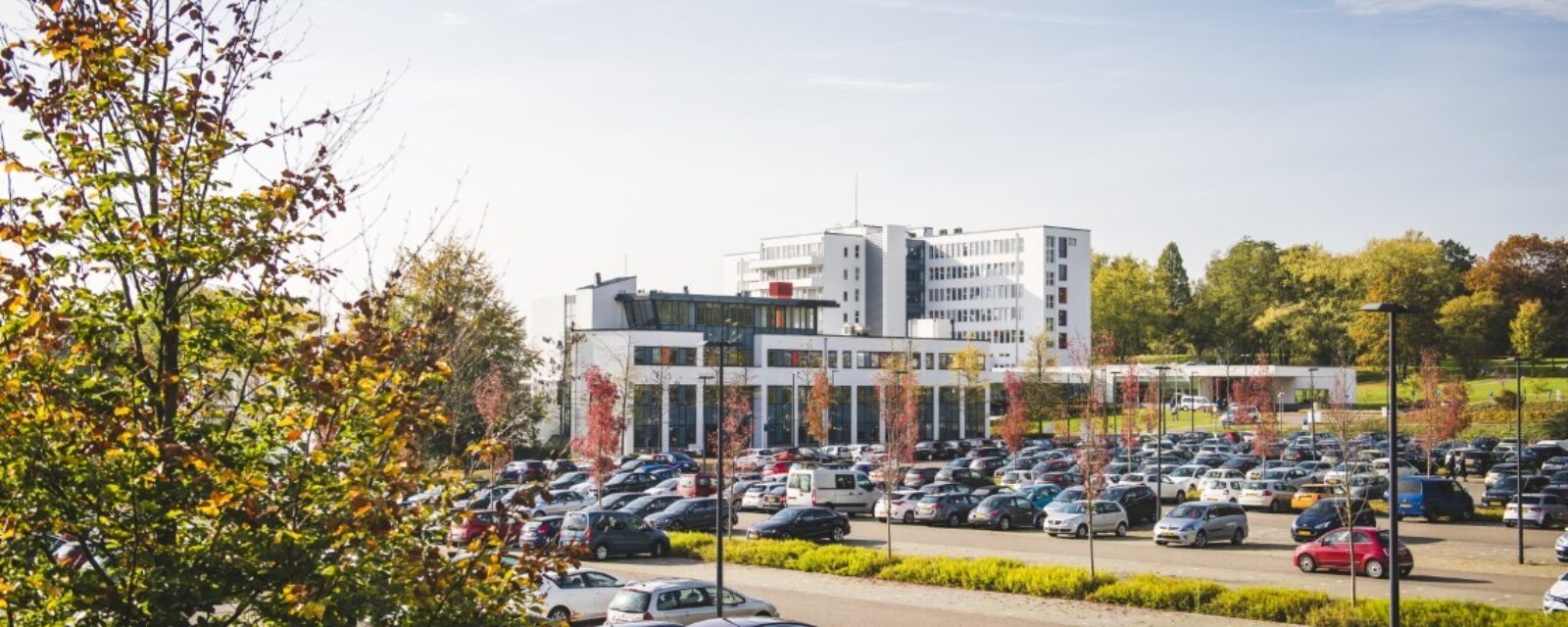 Hoofdingang en parkeerplaats Adelante Hoensbroek
