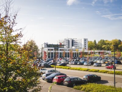 Hoofdingang en parkeerplaats Adelante Hoensbroek